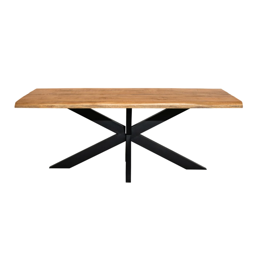Vooraanzicht van een rechthoekige boomstamtafel met een houten blad en een zwart metalen onderstel in kruisvorm, tegen een witte achtergrond.