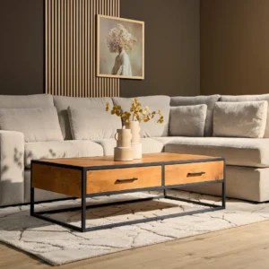 Een moderne woonkamer met een lichtgrijze sofa, een salontafel Mangohout 130 x 70 CM, neutraal vloerkleed, vazen met droogbloemen en een ingelijst kunstwerk van een vrouw aan de muur.