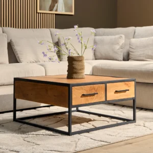 Een moderne woonkamer met een lichtbeige sofa, een Salontafel 80 x 80 CM Rond Design salontafel met een vaas met paarse bloemen erop, alles op een vloerkleed met structuur.