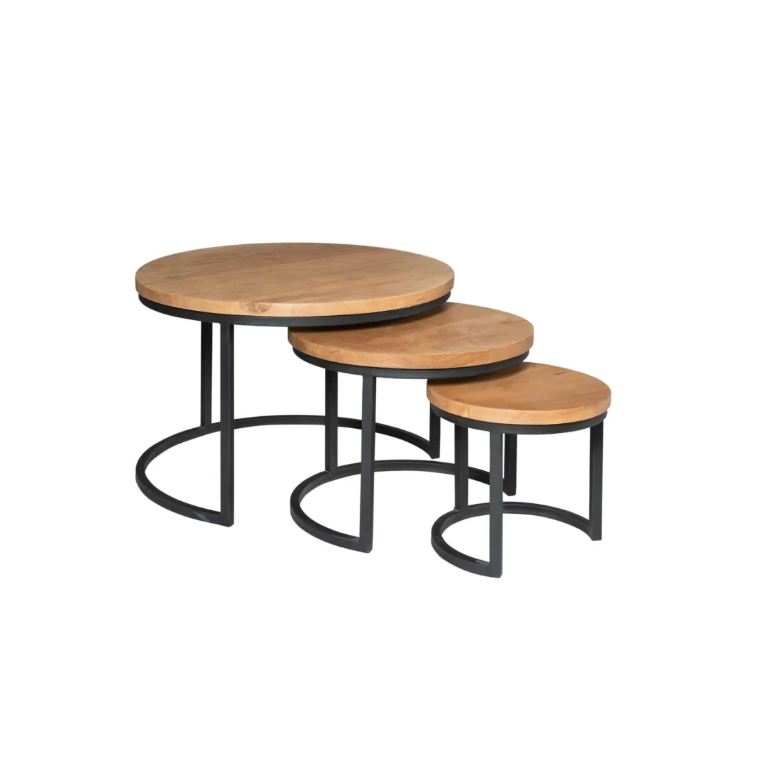 De Salontafel 70 x 45 CM Rond Nesting Set bestaat uit drie ronde tafels met houten bladen en zwart metalen halfronde poten, gerangschikt van groot naar klein op een witte achtergrond.