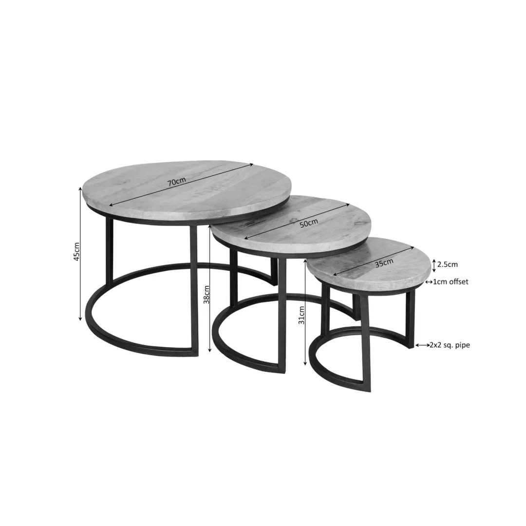 De Salontafel 70 x 45 CM Rond Nesting Set bestaat uit drie ronde tafels met houten bladen en zwarte metalen frames, weergegeven in oplopende grootte. De grootste tafel is 70 cm breed en 45 cm hoog, de afmetingen staan op de afbeelding.