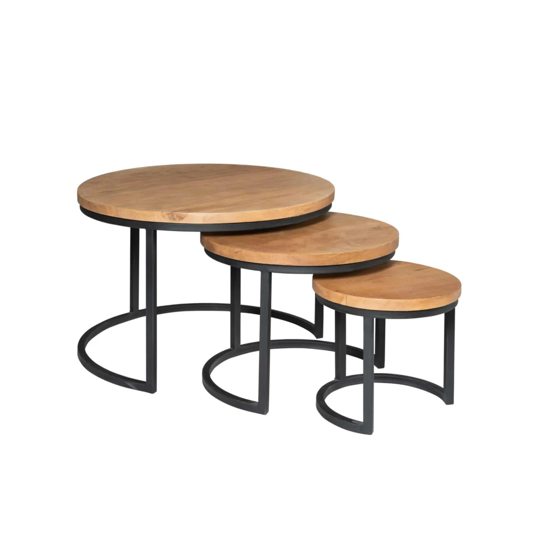 De Salontafel 70 x 45 CM Rond Nesting Set bestaat uit drie ronde tafels met licht houten bladen en zwarte metalen frames, ontworpen om in elkaar te worden genest van de grootste naar de kleinste voor een stijlvolle, ruimtebesparende opstelling.