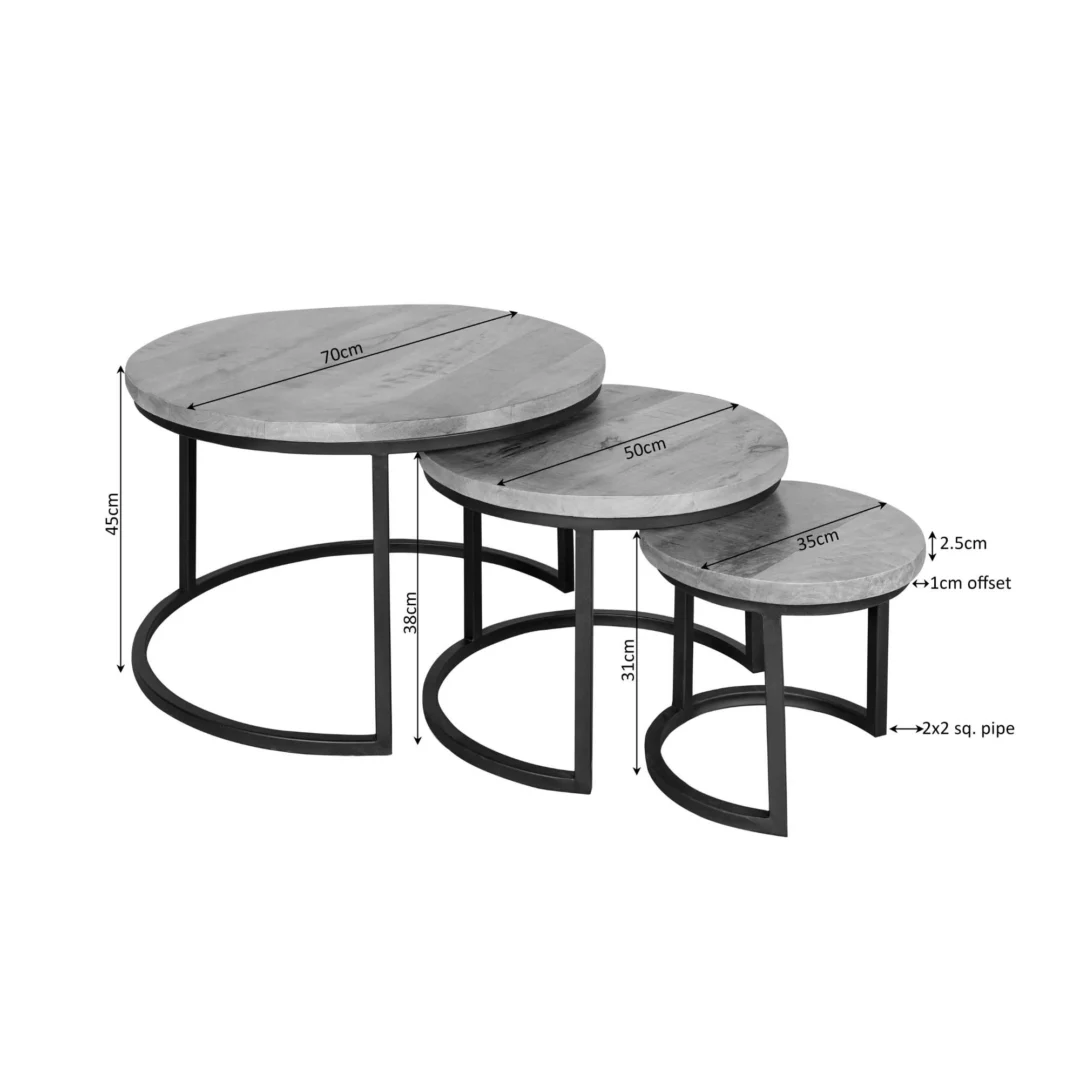 De Salontafel 70 x 45 CM Rond Nesting Set bestaat uit drie ronde tafels met houten bladen en zwarte metalen frames, met een diameter van 70cm, 50cm en 35cm en een hoogte van 45cm, 38cm en 31cm.