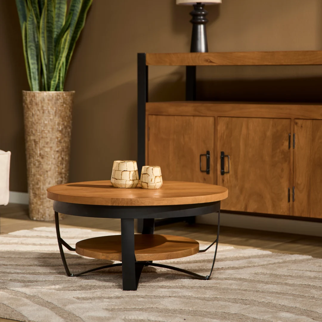 De Salontafel 70 x 70 CM Vierkant Compact staat op een beige gedessineerd vloerkleed, gedecoreerd met twee kaarsenhouders. Op de achtergrond staan een grote plant en een houten dressoir.