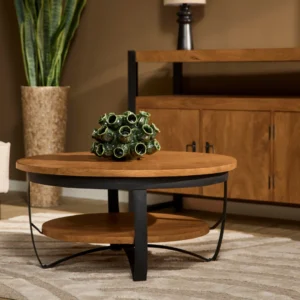 Een moderne woonkamer met de Salontafel Roest 90 x 90 CM Vierkant salontafel, een decoratief groen glazen middenstuk, een gedessineerd vloerkleed, een houten dressoir en een hoge potplant.