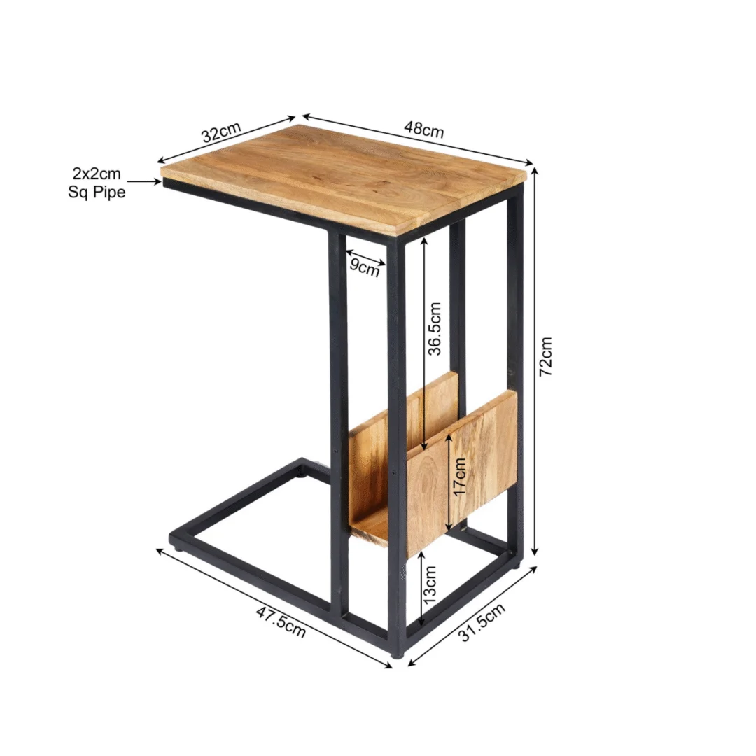 De Schuifregelaar Naturel Hoog is een klein bijzettafeltje met een zwart metalen frame, houten blad, tijdschriftenrek en gelabelde afmetingen: 48cm (bladlengte), 32cm (bladbreedte), 72cm (hoogte), plus andere gedetailleerde afmetingen.