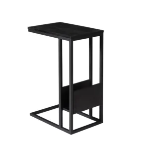 De Schuifregelaar Zwart | Hoog is een moderne zwart metalen C-vormige bijzettafel met een rechthoekig blad, ingebouwde tijdschriftenhouder en een open ontwerp waardoor hij gemakkelijk over een bank of stoel kan worden geschoven voor extra gemak.