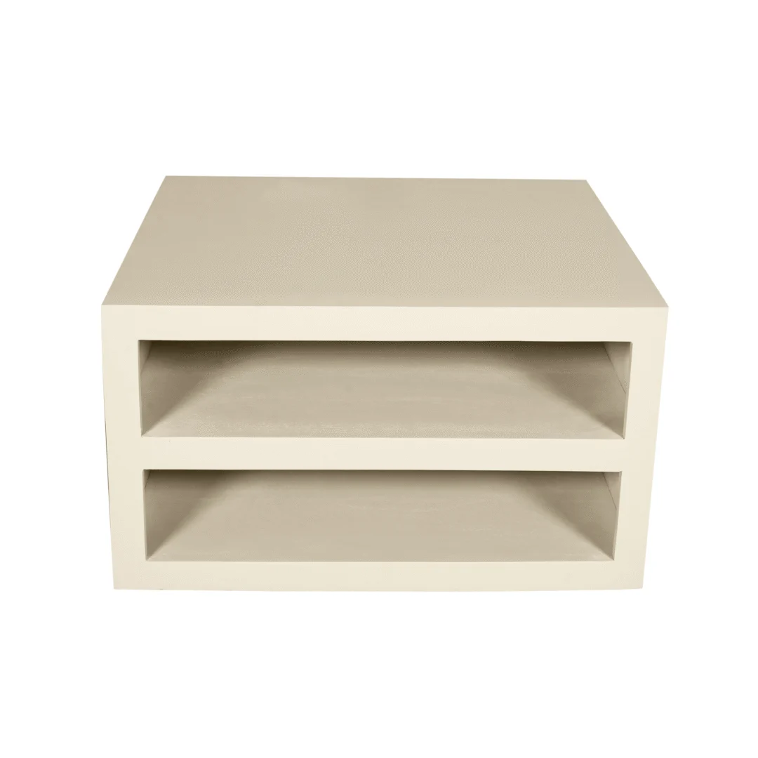 De Salontafel Zand is een vierkante beige salontafel van 86 x 86 cm met twee open planken tegen een effen witte achtergrond.