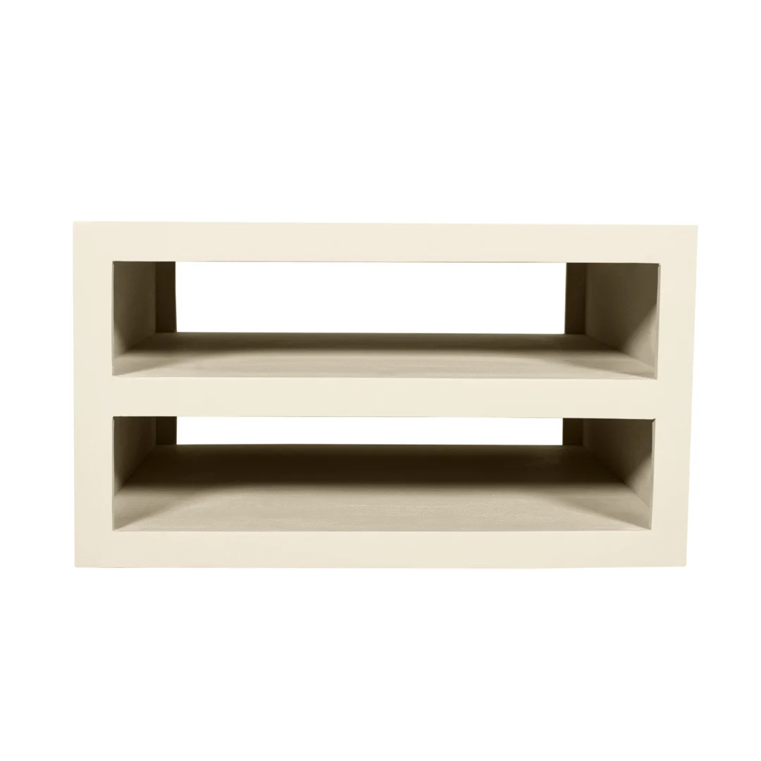 De Salontafel Zand is een vierkante, beige open schaptafel met twee etages (86 x 86 cm) met dikke zijkanten en zonder achterwand, afgebeeld tegen een witte achtergrond.