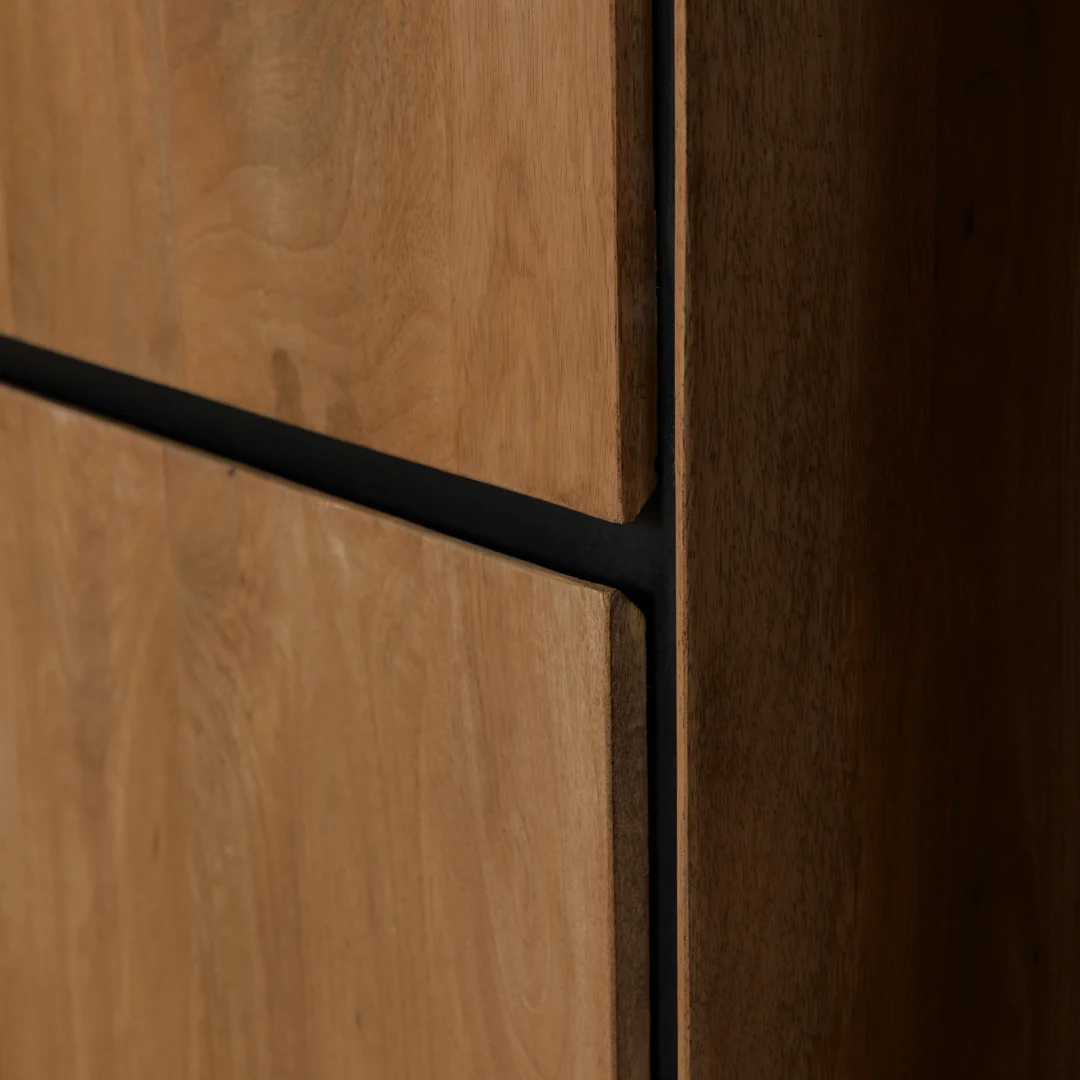Detailopname van een RichWood boekenkast, natuurlijk hout met strakke zwarte lijnen. Zachte belichting benadrukt de houtnerf.