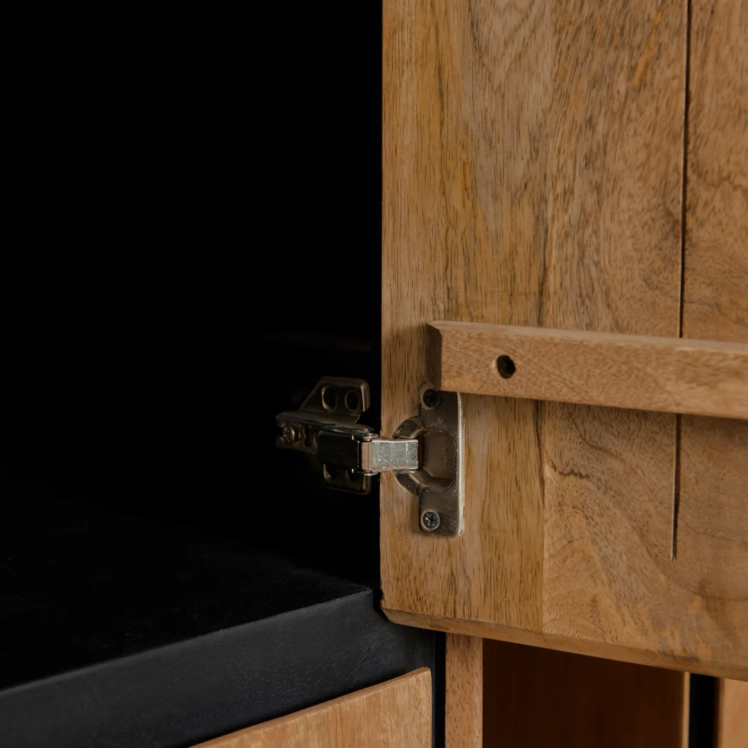 Detailopname van een openstaande deur van een RichWood boekenkast, met zicht op het scharnier en de zwarte binnenkant. Lichte houtkleur.