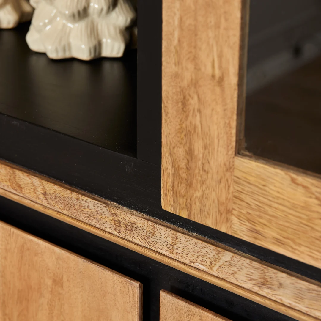 Detailopname van een RichWood vitrinekast. Het hout heeft een warme, natuurlijke kleur en wordt gecombineerd met strakke, zwarte lijnen.