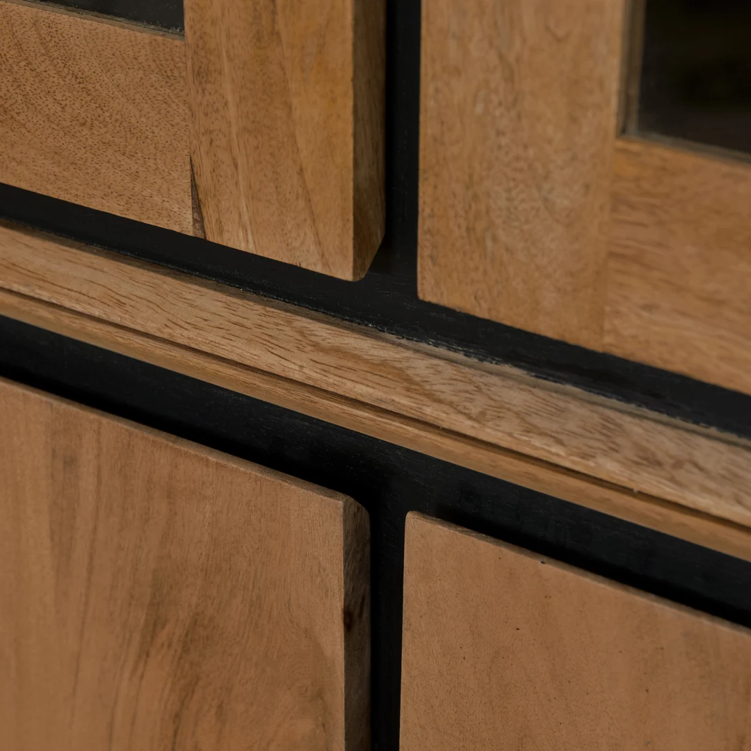 Detailopname van een RichWood vitrinekast. Het hout heeft een warme kleur en de afwerking is strak en modern met zwarte accenten.