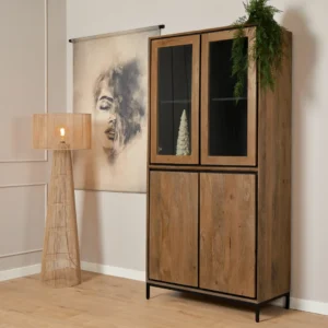 Houten vitrinekast RichWood met glazen deuren en zwarte accenten. Warme belichting, lichte houten vloer. Decoratieve lamp en kunst aan de muur.