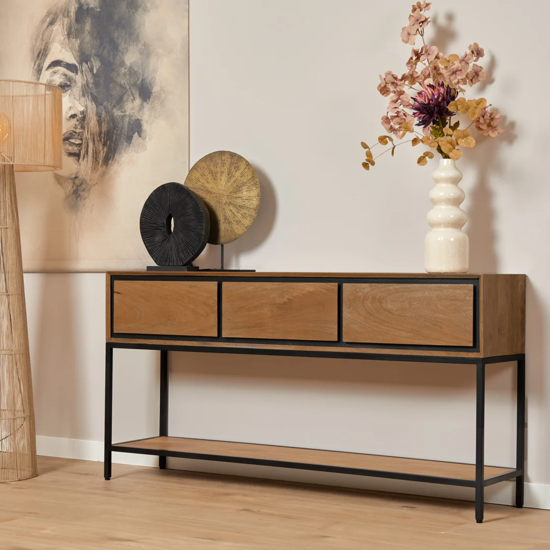 Richwood sidetable van 150 cm, gezien in een interieur. De kast heeft houten lades met een zwart metalen frame. Zachte, natuurlijke belichting.