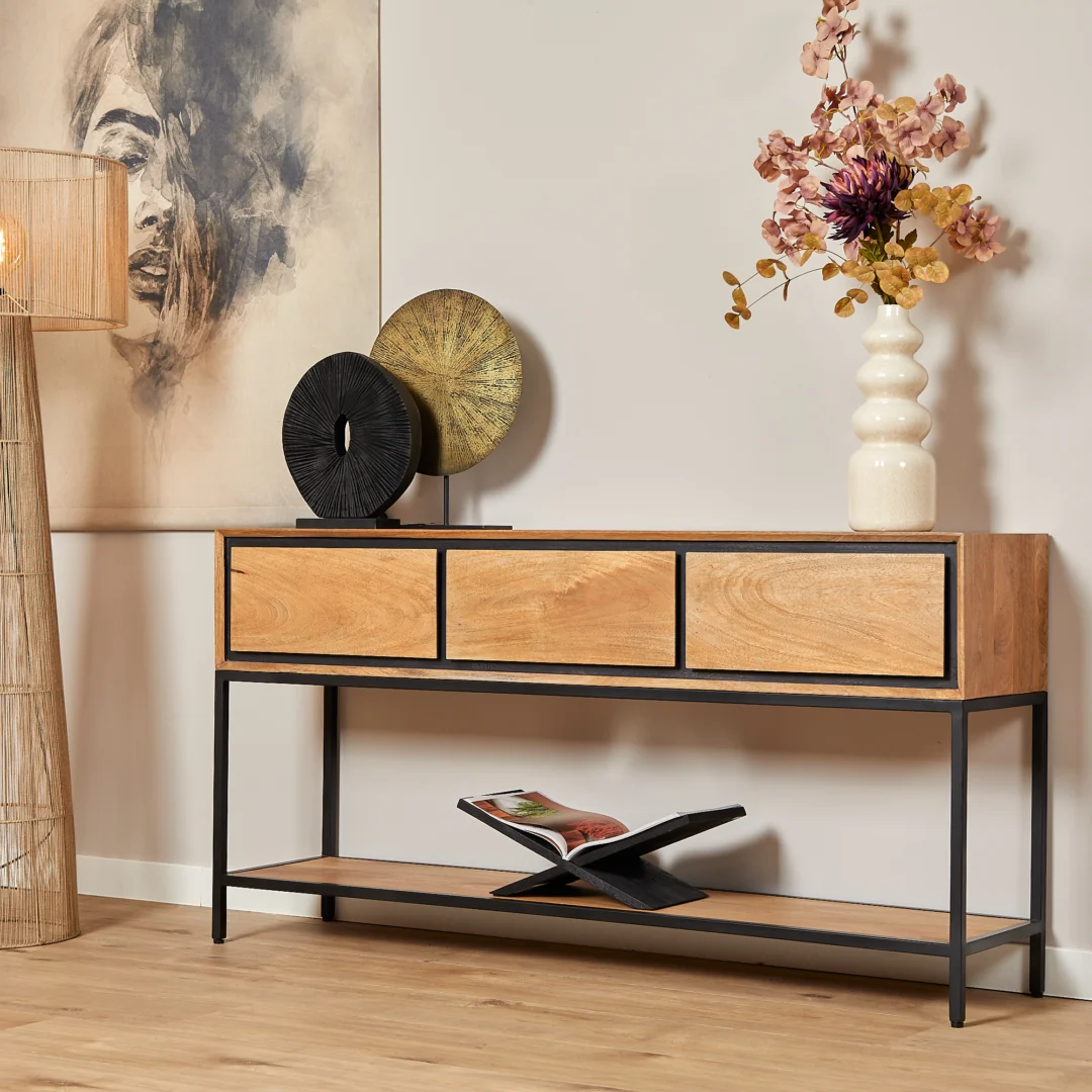 Frontaal zicht op een RichWood sidetable van 150 cm. Houten kast met drie lades, zwart metalen frame, decoratie en zachte, natuurlijke belichting.