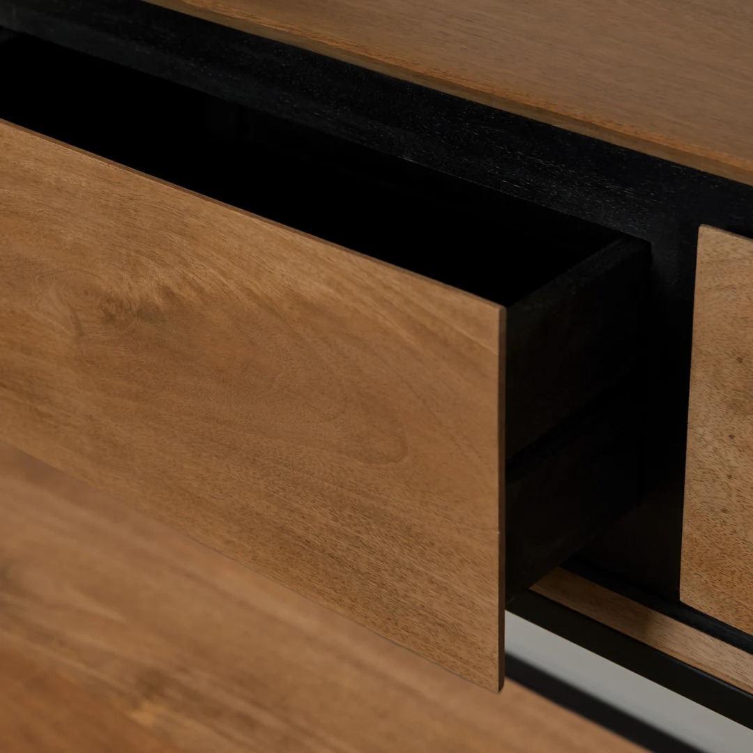 Detailopname van een RichWood sidetable met open lade, warme houttinten en strakke zwarte accenten. Mooi contrast en zachte belichting.