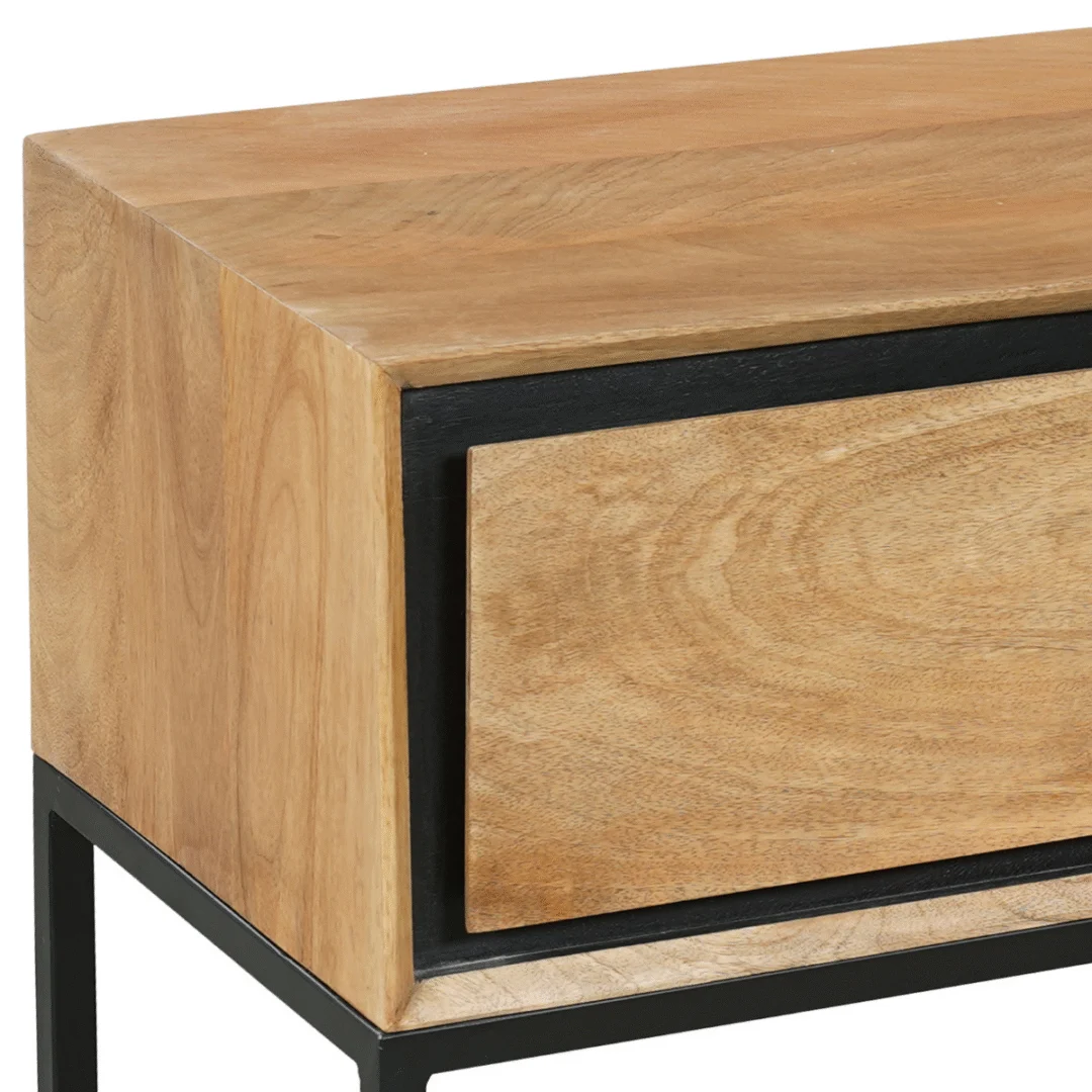 Detailopname RichWood sidetable: lichtbruin hout met zwarte accenten, lade en metalen poten. Zachte belichting, scherpe focus.