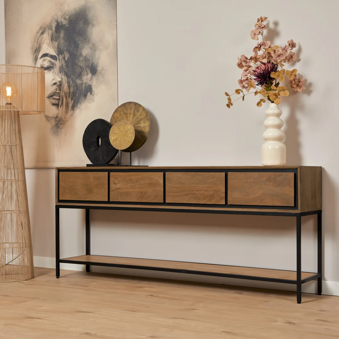 Houten sidetable RichWood met zwart metalen frame in een lichte kamer. Decoratieve objecten en een vaas met bloemen staan op de kast. Zachte belichting.