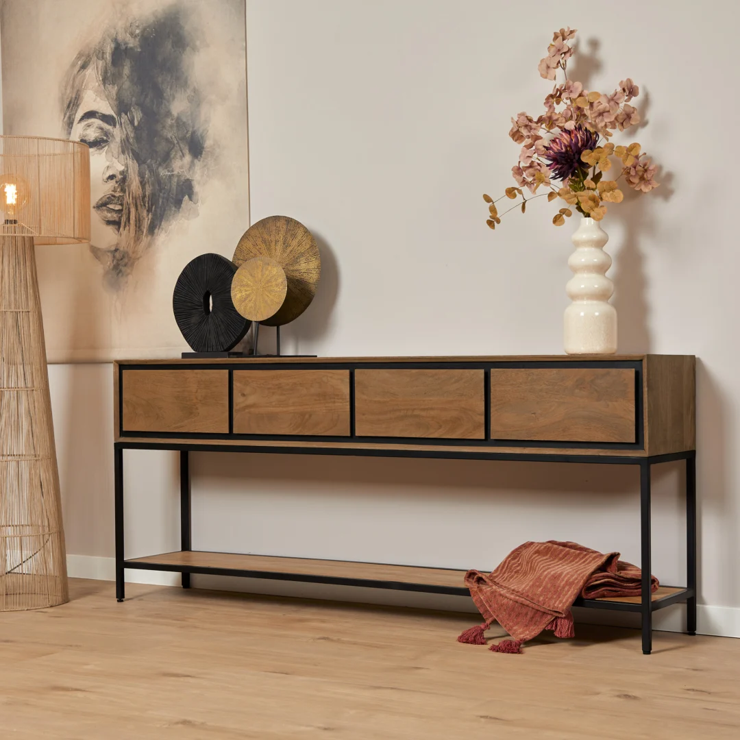 Lichte, warme foto van een RichWood sidetable met vier houten lades en een zwart metalen frame tegen een neutrale achtergrond.