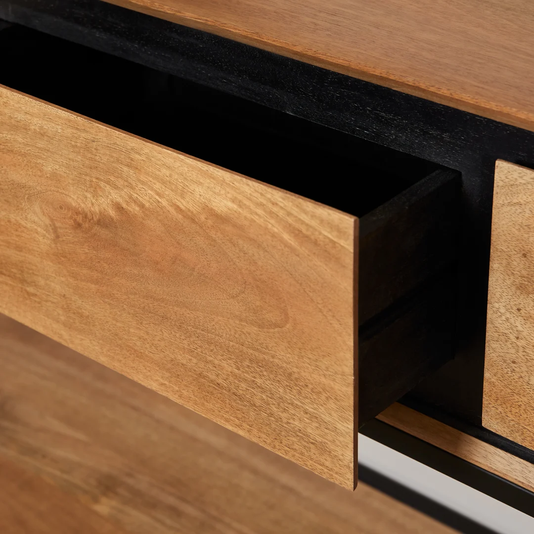 Detailopname van een RichWood sidetable met open lade. Het hout heeft een warme, natuurlijke kleur en een gladde afwerking. Zwart frame.