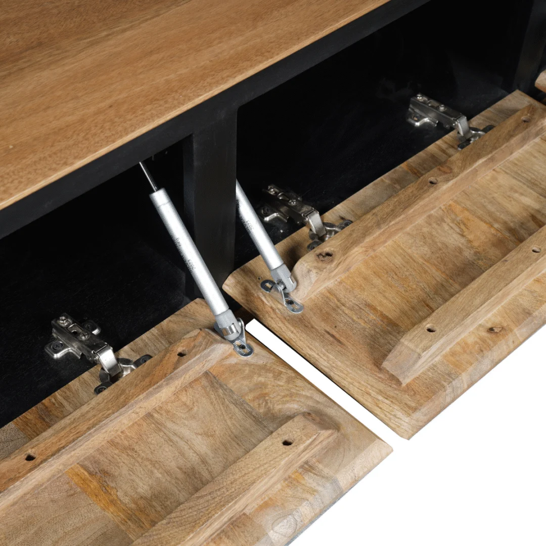 Detailopname van een RichWood sidetable met open vakken. Houten kleppen met metalen scharnieren en gasveren in zwart frame. Close-up, natuurlijk licht.