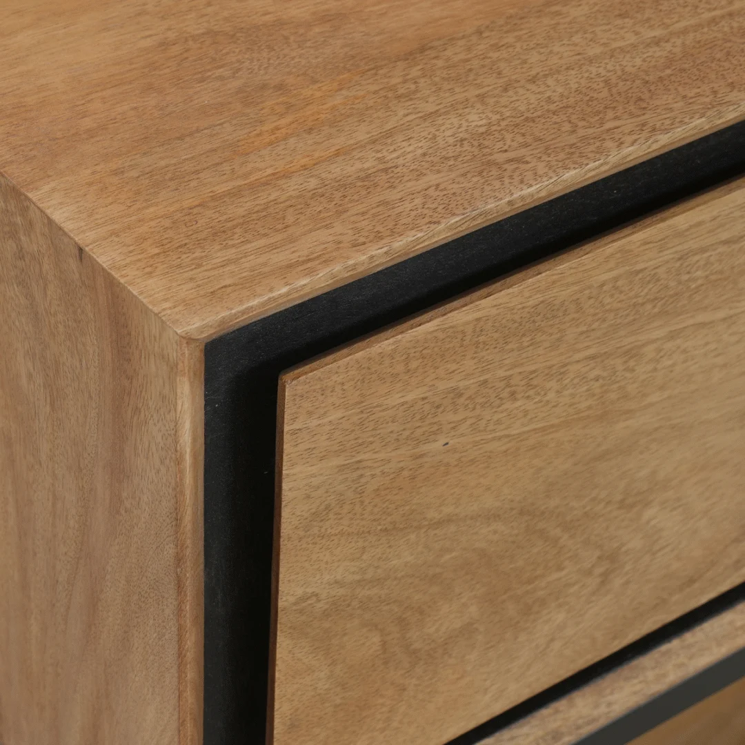 Detailopname van het RichWood sidetable, met een focus op het houtnerfpatroon. Zachte belichting accentueert de warme, natuurlijke tinten.