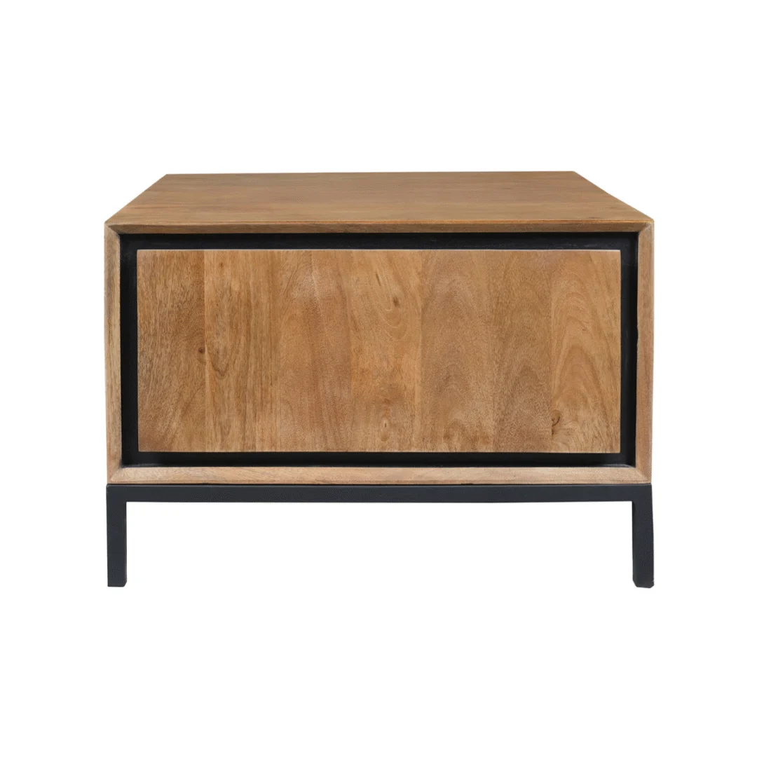 Bijzettafel RichWood | 60 cm is een vierkante houten bijzettafel met een natuurlijke afwerking, massief frontpaneel en zwart metalen frame aan de onderkant, afgebeeld tegen een witte achtergrond.