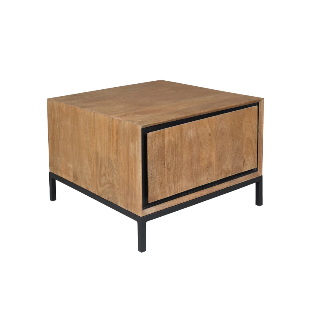 De Bijzettafel RichWood | 60 cm is een vierkante houten bijzettafel met een natuurlijke afwerking, een enkele lade aan de voorkant en zwarte metalen poten en sierlijsten, afgebeeld tegen een witte achtergrond.