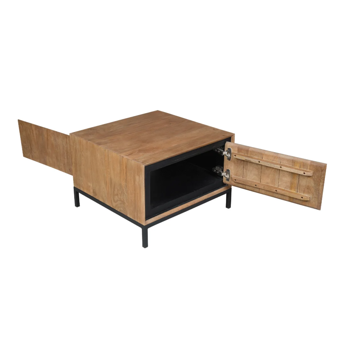 De Bijzettafel RichWood | 60 cm is een vierkante houten salontafel met zwart metalen poten, voorzien van een ruim centraal opbergvak met een open deurtje en een zijpaneel dat kan worden uitgetrokken als een lade.