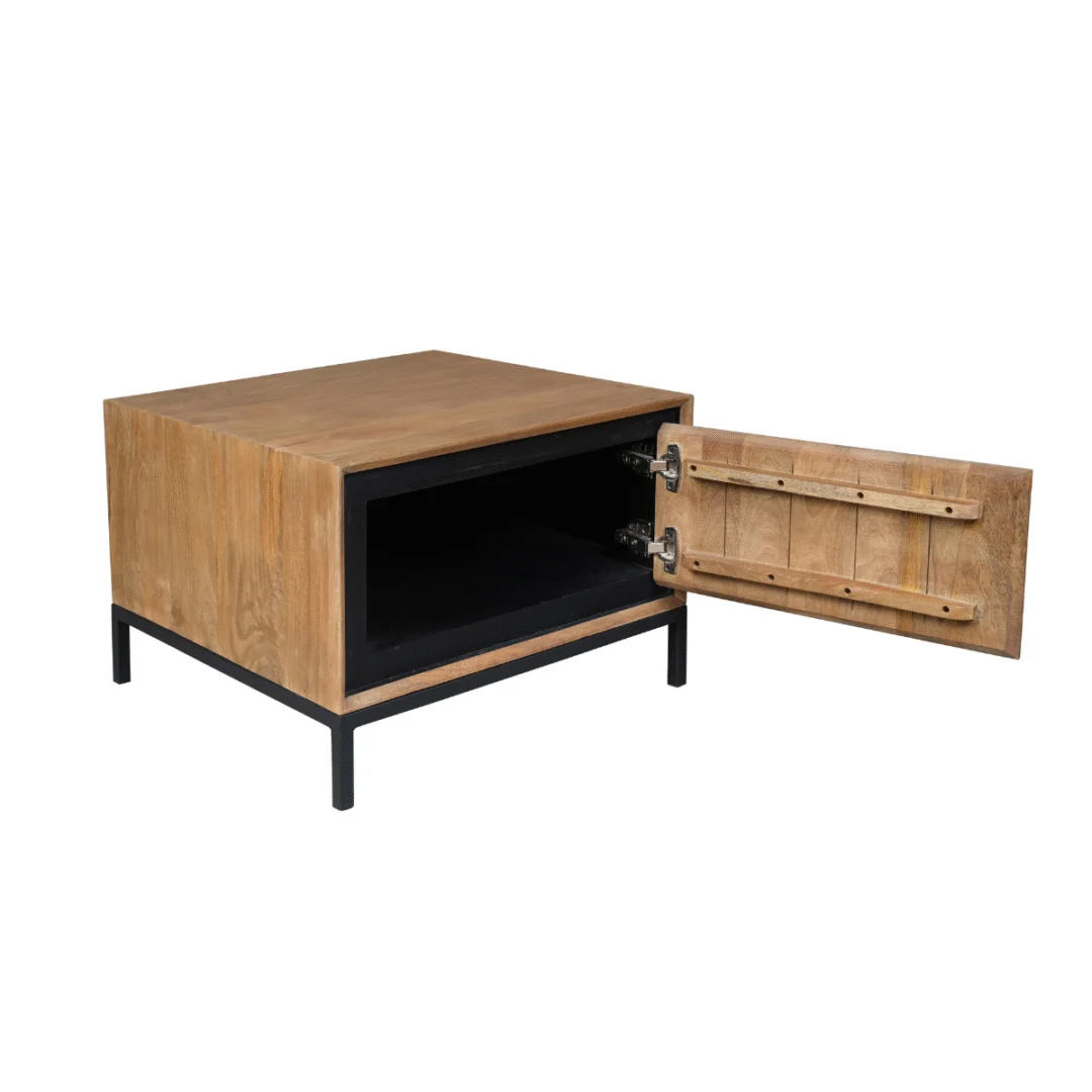 De Bijzettafel RichWood | 60 cm is een houten bijzettafel met zwart metalen poten, voorzien van een open rechtsdraaiende deur die een leeg opbergvak onthult.