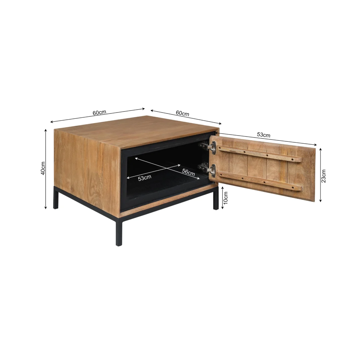 De Bijzettafel RichWood | 60 cm is een houten kast met zwart metalen poten, 60cm breed, 48cm hoog en 40cm diep. De open deur meet 53x25cm; de binnenmaten zijn 53cm breed en 58cm diep.