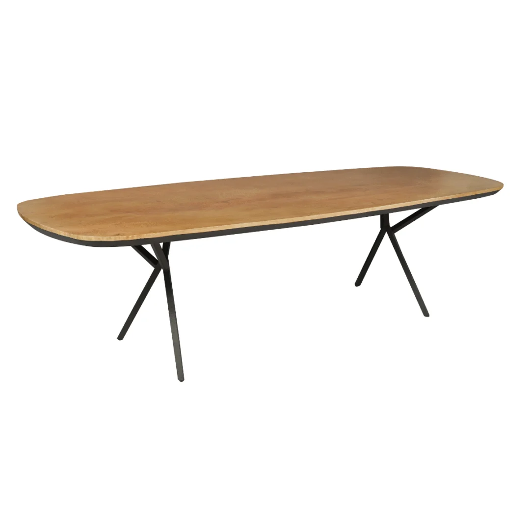 De Eettafel RichWood | 200 cm is een grote, rechthoekige houten tafel met afgeronde hoeken en slanke, schuine zwarte metalen poten, tegen een witte achtergrond.