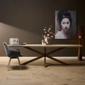 Een moderne eetkamer toont de Eettafel Madison Sand | 280 cm | Deens Ovaal tafel met decoratieve items, een grijze stoel, staande lamp en een groot portret van een vrouw op een donkere taupe muur, allemaal op een lichte houten vloer.