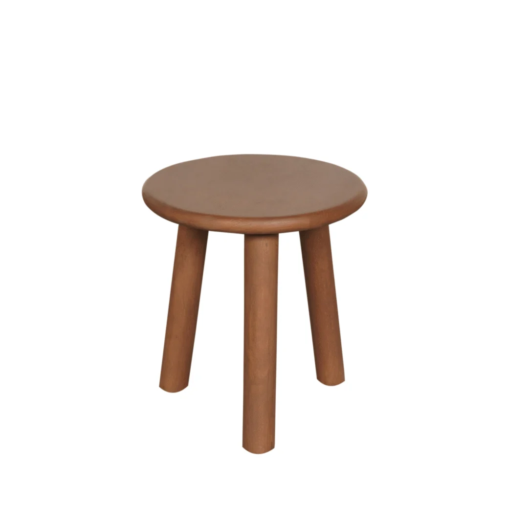 De Salontafel 16 x 45 CM is een klein, rond houten krukje met drie poten en een lichtbruine afwerking, tegen een effen witte achtergrond.