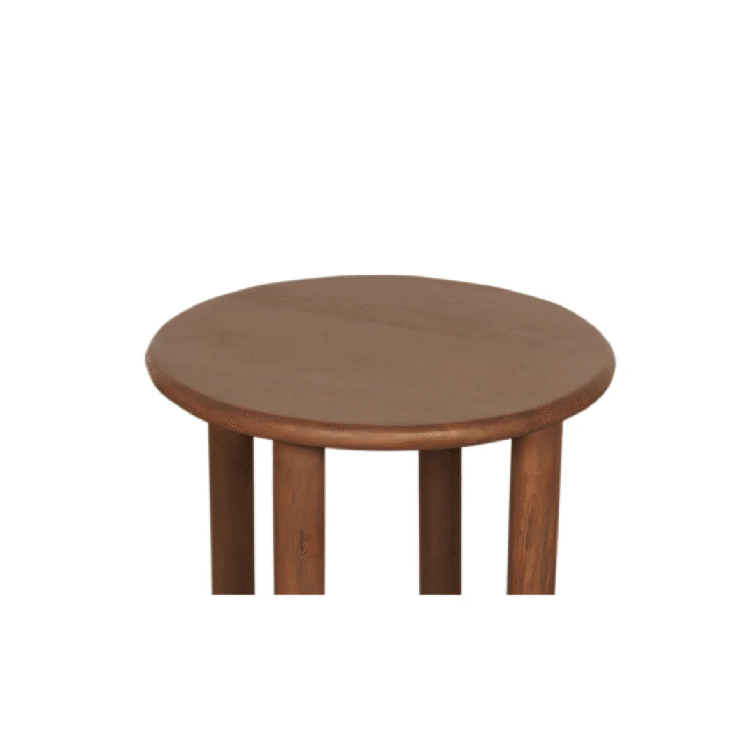 De Salontafel 16 x 45 CM is een ronde houten tafel met een glad blad en vier cilindervormige poten, tegen een effen witte achtergrond.