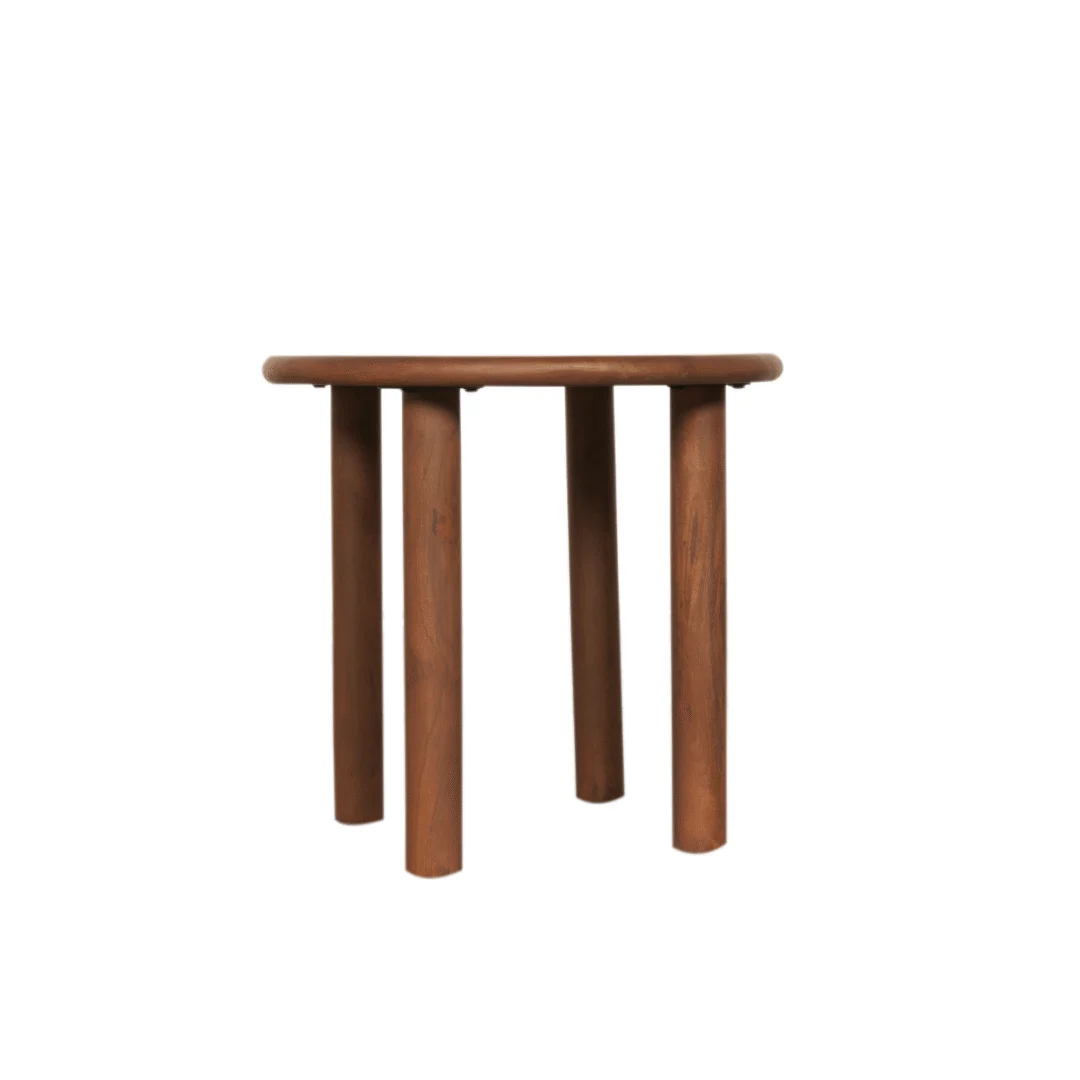 De Salontafel 16 x 45 CM is een kleine, ronde houten tafel met een glad blad, vier stevige cilindrische poten, een minimalistisch ontwerp en een natuurlijke houten afwerking.