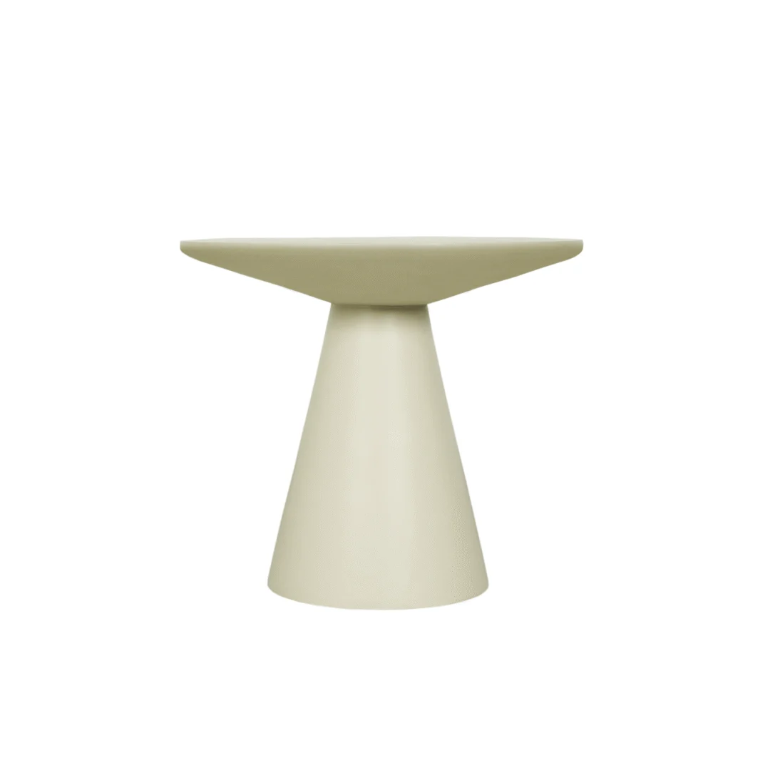 De Salontafel 16 x 45 CM is een moderne, minimalistische lichtbeige bijzettafel met een breed cirkelvormig blad en een conische voet, geïsoleerd afgebeeld op een witte achtergrond.
