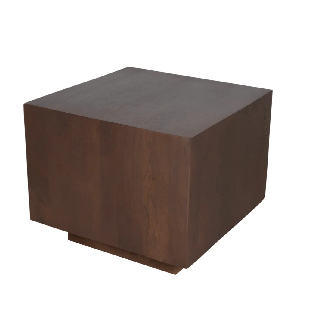 De Salontafel 16 x 45 CM is een moderne, donkerbruine houten kubusvormige bijzettafel met een licht verzonken basis, tegen een witte achtergrond.