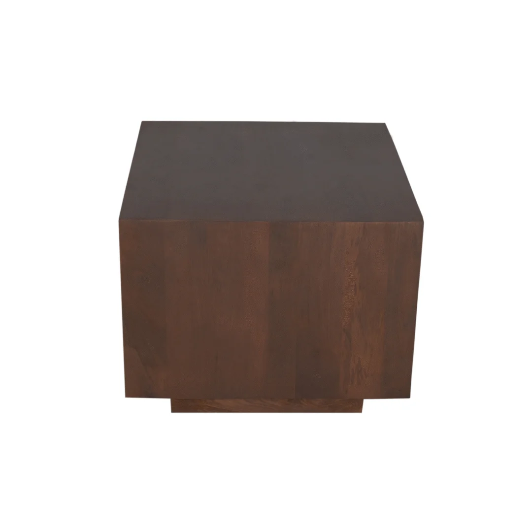 De Salontafel 16 x 45 CM is een donkerbruine, kubusvormige houten bijzettafel met gladde oppervlakken tegen een witte achtergrond.