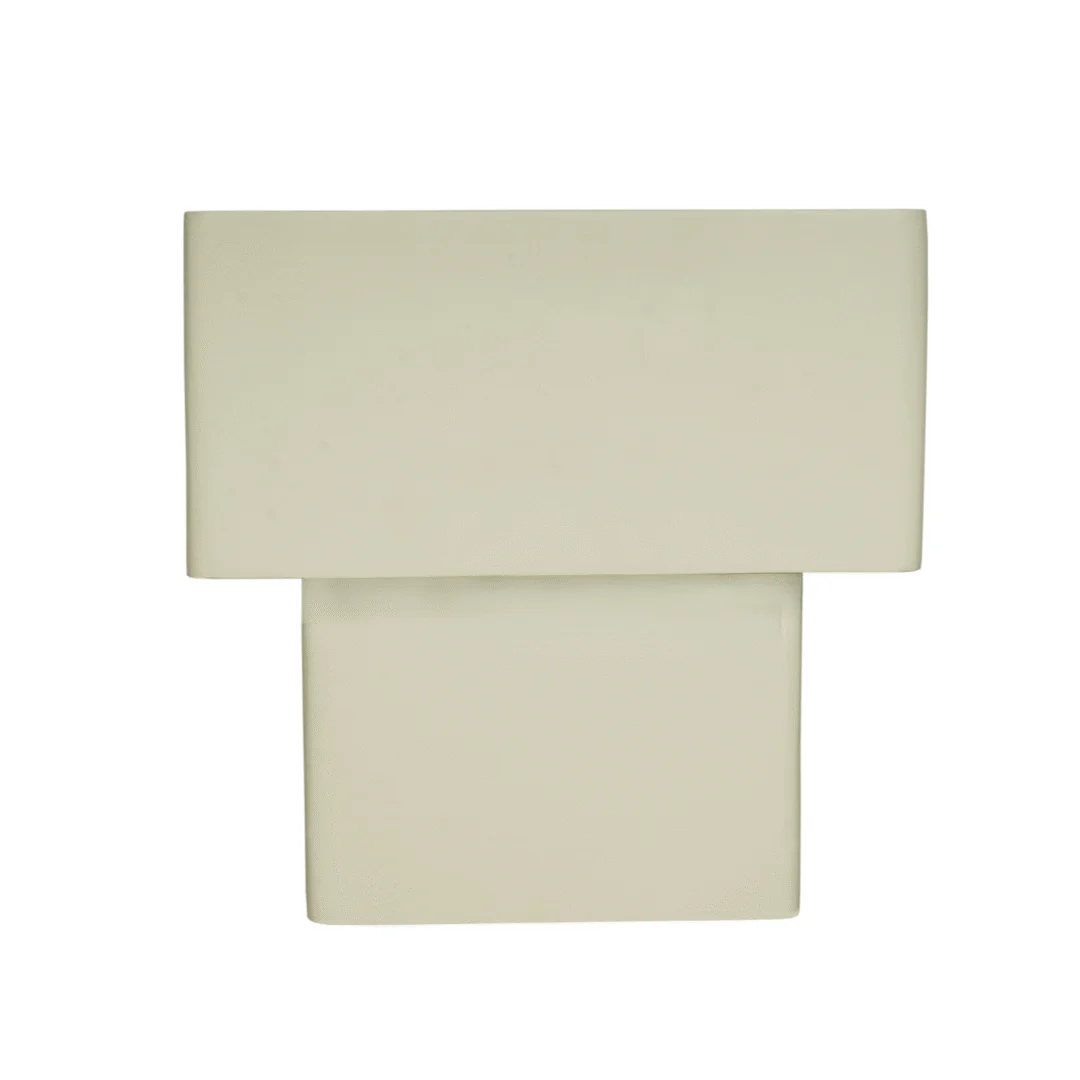 De Salontafel 16 x 45 CM is een lichtbeige, rechthoekige tafel met een minimalistisch modern ontwerp, met een groter horizontaal bovenpaneel en een kleinere verticale steun eronder, tegen een witte achtergrond.