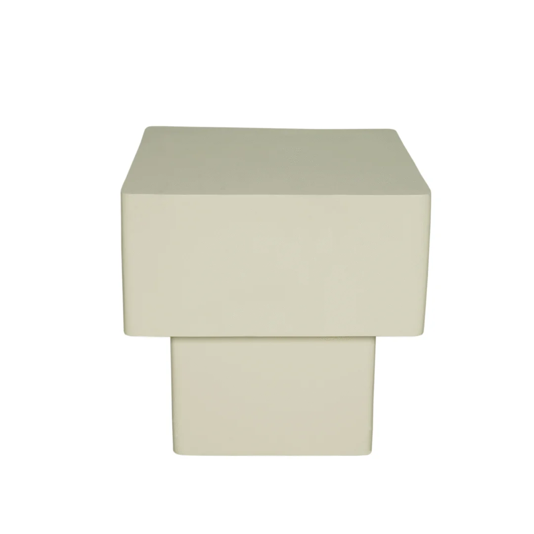 De Salontafel 16 x 45 CM is een minimalistische, vierkante beige bijzettafel met strakke lijnen en een solide, blokvormig ontwerp op een effen witte achtergrond.