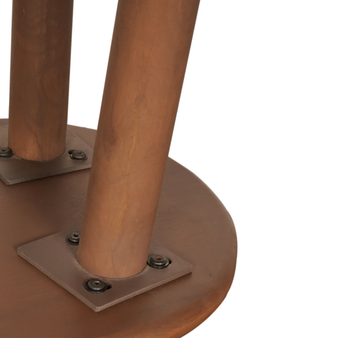 Close-up van het onderstel van de Salontafel 16 x 45 CM, met twee ronde houten poten die aan een rond tafelblad zijn bevestigd met metalen beugels en schroeven.