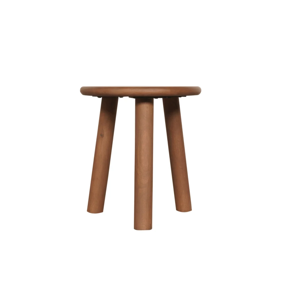 De Salontafel 16 x 45 CM is een klein, rond houten krukje met een plat blad en vier stevige, licht gebogen poten, tegen een effen witte achtergrond.