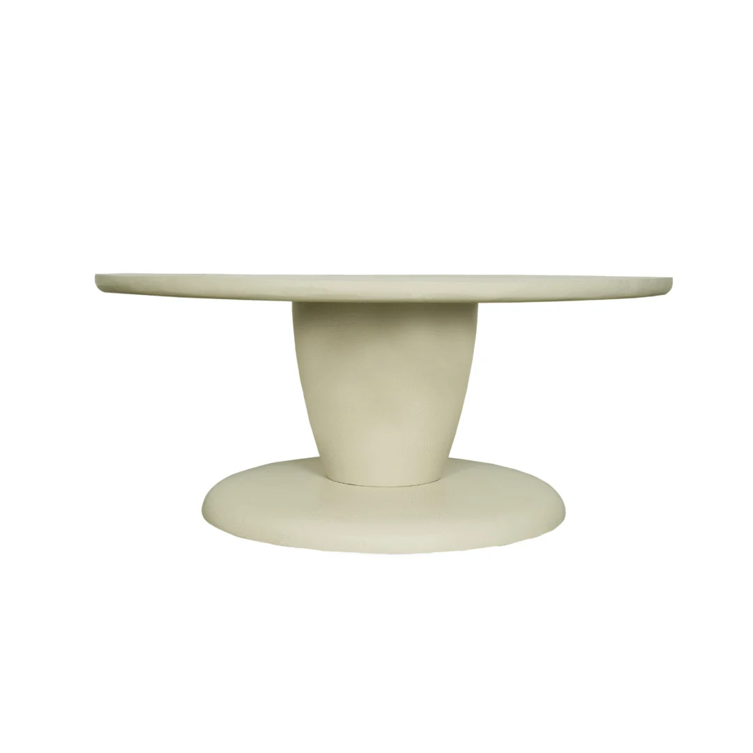 De Salontafel 16 x 45 CM is een moderne, ronde beige tafel met een dik blad, breed gebogen voetstuk en gladde afwerking, tegen een effen witte achtergrond.