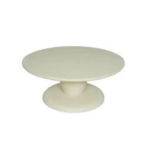 De Salontafel 90 CM is een moderne, ronde, crèmekleurige salontafel met een breed plat blad en een stevig voetstuk, afgebeeld tegen een effen witte achtergrond.