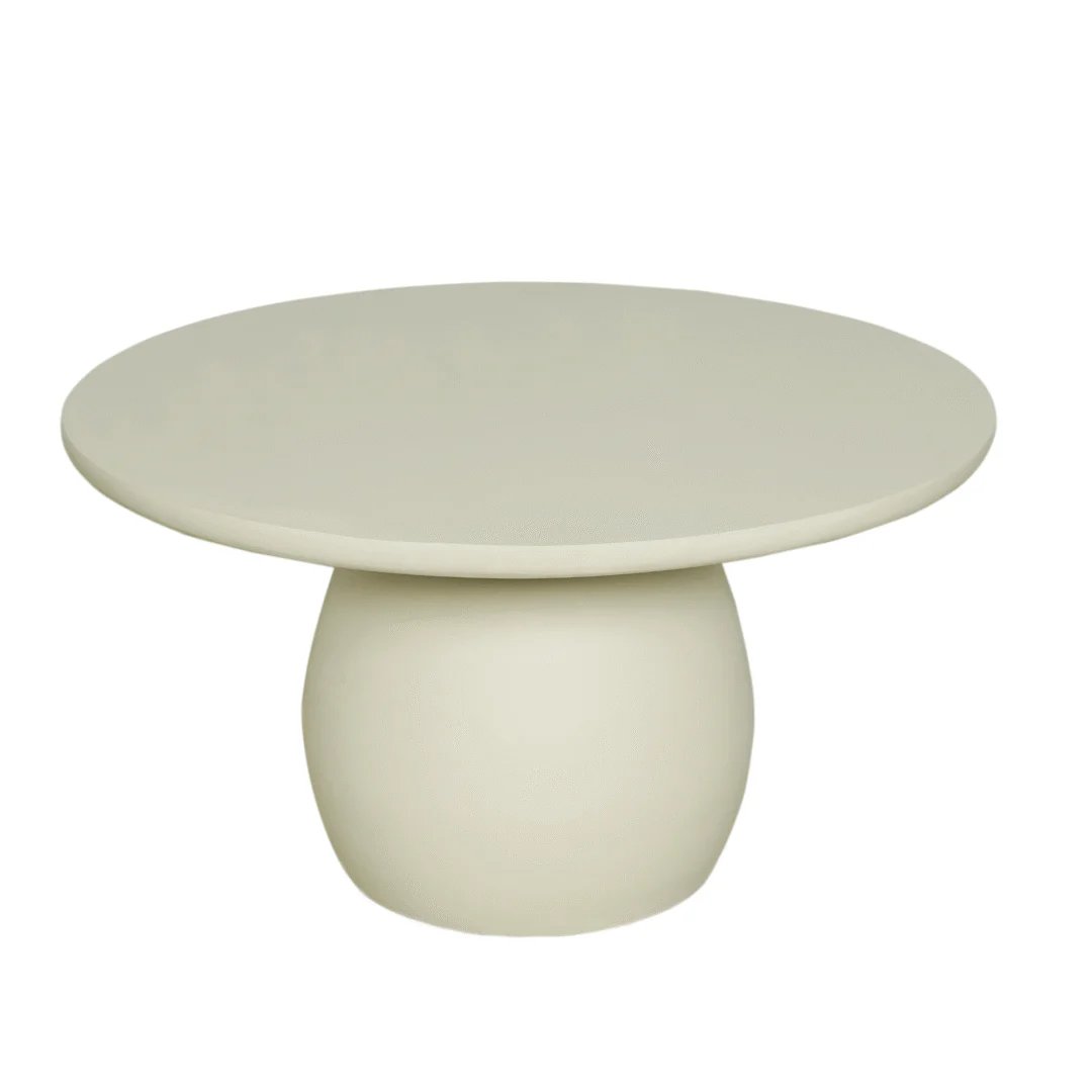 Zijaanzicht van een crèmekleurige salontafel met een bolvormige voet en een rond blad, tegen een witte achtergrond.