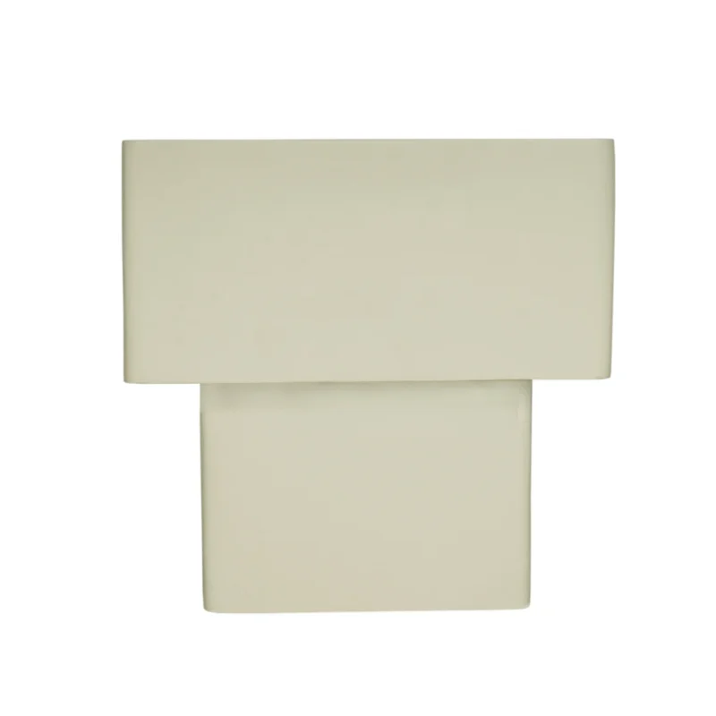 De Salontafel 57 x 52 CM Vierkant heeft een minimalistisch, geometrisch ontwerp met twee overlappende rechthoekige panelen en een matte, gebroken witte afwerking voor een moderne look.