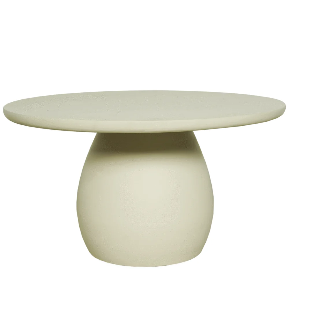 De Salontafel 70 CM Vierkant is een moderne vierkante tafel met een glad blad en een breed voetstuk in lichtbeige, tegen een effen witte achtergrond.