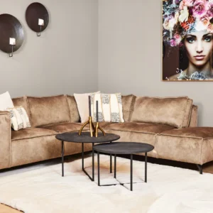 Een gezellige woonkamer met een bruine sofa, twee Salontafel Zwart 74 x 20 CM salontafels, een wit donzig vloerkleed, kandelaars aan de muur en een groot portret van een vrouw met een bloemen hoofdtooi.